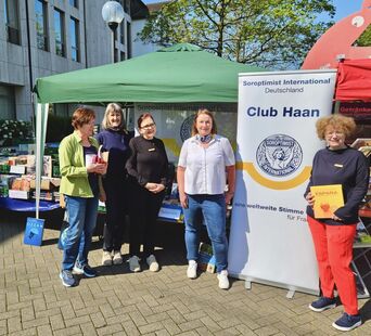 Bücherantiquariat Team mit Clubschild